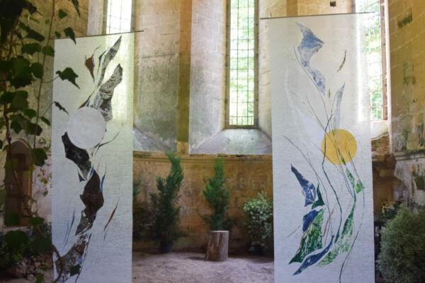 Suspension réalisée par Véronique Arnault peintre plasticienne dans le cadre des Journées européennes du Patrimoine au Prieuré des Moulineaux.