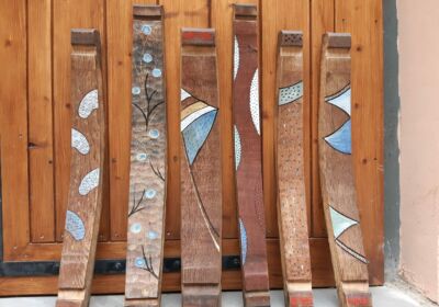 Travail sur douelles de tonneaux réalisée par Véronique Arnault, artiste plasticienne et Francis Clog, tourneur sur bois et sculpteur à Dambach-la-Ville en Alsace.