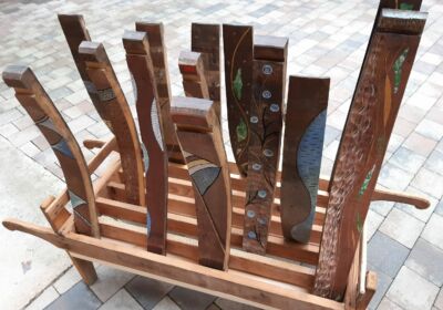 Travail sur douelles de tonneaux réalisée par Véronique Arnault, artiste plasticienne et Francis Clog, tourneur sur bois et sculpteur à Dambach-la-Ville en Alsace.