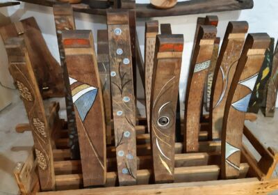 Travail sur douelles de tonneaux réalisée par Véronique Arnault, artiste plasticienne et Francis Clog, tourneur sur bois et sculpteur à Dambach-la-Ville en Alsace.