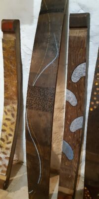 Travail sur douelles de tonneaux réalisée par Véronique Arnault, artiste plasticienne et Francis Clog, tourneur sur bois et sculpteur à Dambach-la-Ville en Alsace.