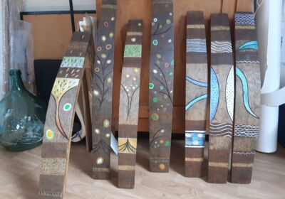 Travail sur douelles de tonneaux réalisée par Véronique Arnault, artiste plasticienne et Francis Clog, tourneur sur bois et sculpteur à Dambach-la-Ville en Alsace.