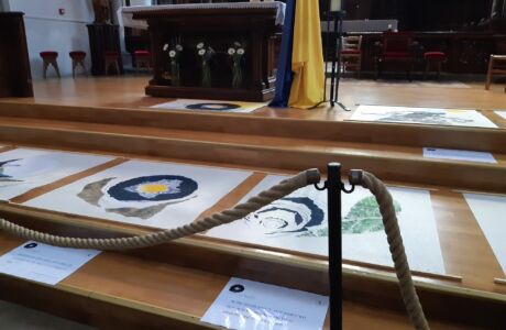 Suspensions réalisées pour les Chemins d'art sacré 2024 en Alsace par Véronique Arnault, artiste plasticienne, dans l'église Saint-Grégoire de Ribeauvillé.
