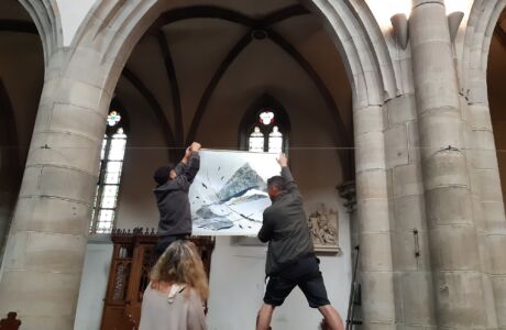 Suspensions réalisées pour les Chemins d'art sacré 2024 en Alsace par Véronique Arnault, artiste plasticienne, dans l'église Saint-Grégoire de Ribeauvillé.