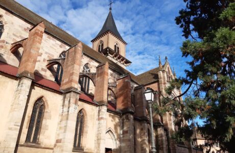 Suspensions réalisées pour les Chemins d'art sacré 2024 en Alsace par Véronique Arnault, artiste plasticienne, dans l'église Saint-Grégoire de Ribeauvillé.