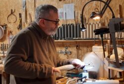 Travail sur bois réalisé en collaboration entre Véronique Arnault, plasticienne et Francis Clog, tourneur et sculpteur sur bois.