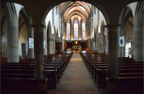 Suspensions réalisées pour les Chemins d'art sacré 2024 en Alsace par Véronique Arnault, artiste plasticienne, dans l'église Saint-Grégoire de Ribeauvillé.