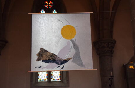 Suspensions réalisées pour les Chemins d'art sacré 2024 en Alsace par Véronique Arnault, artiste plasticienne, dans l'église Saint-Grégoire de Ribeauvillé.