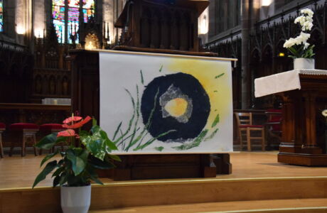 Suspensions réalisées pour les Chemins d'art sacré 2024 en Alsace par Véronique Arnault, artiste plasticienne, dans l'église Saint-Grégoire de Ribeauvillé.
