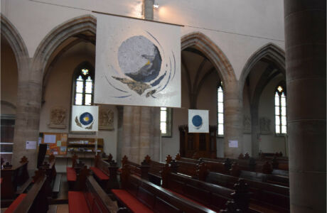 Suspensions réalisées pour les Chemins d'art sacré 2024 en Alsace par Véronique Arnault, artiste plasticienne, dans l'église Saint-Grégoire de Ribeauvillé.
