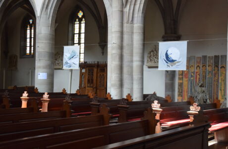 Suspensions réalisées pour les Chemins d'art sacré 2024 en Alsace par Véronique Arnault, artiste plasticienne, dans l'église Saint-Grégoire de Ribeauvillé.