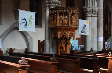 Suspensions réalisées pour les Chemins d'art sacré 2024 en Alsace par Véronique Arnault, artiste plasticienne, dans l'église Saint-Grégoire de Ribeauvillé.