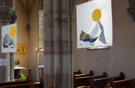 Suspensions réalisées pour les Chemins d'art sacré 2024 en Alsace par Véronique Arnault, artiste plasticienne, dans l'église Saint-Grégoire de Ribeauvillé.