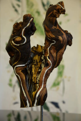 Travail sur bois réalisé en collaboration entre Véronique Arnault, plasticienne et Francis Clog, tourneur et sculpteur sur bois.